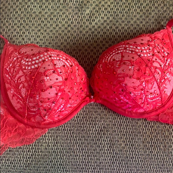 Beautiful red lace VS bra - Picture 2 of 7